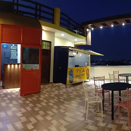 Hashtag Traveler'S Hostel ลัคเนา ภายนอก รูปภาพ