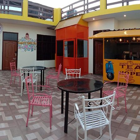 Hashtag Traveler'S Hostel ลัคเนา ภายนอก รูปภาพ