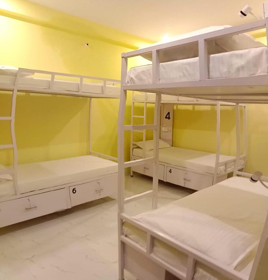 Hashtag Traveler'S Hostel ลัคเนา ภายนอก รูปภาพ