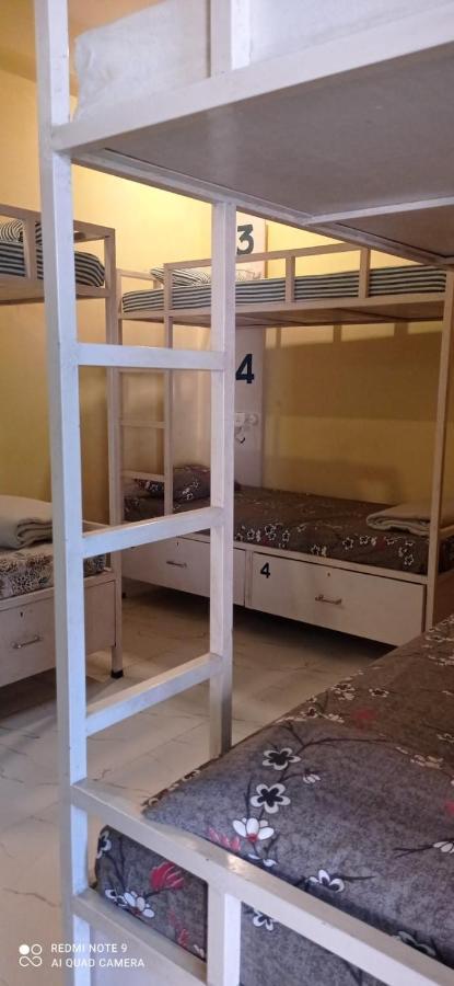 Hashtag Traveler'S Hostel ลัคเนา ภายนอก รูปภาพ