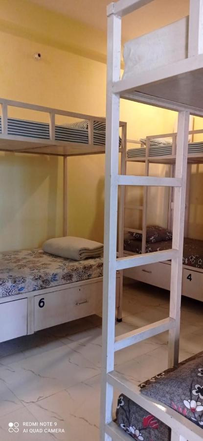 Hashtag Traveler'S Hostel ลัคเนา ภายนอก รูปภาพ