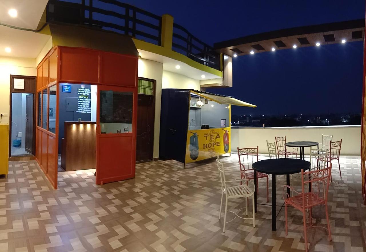 Hashtag Traveler'S Hostel ลัคเนา ภายนอก รูปภาพ