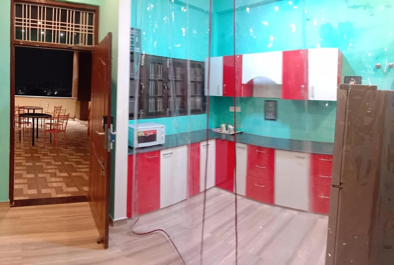 Hashtag Traveler'S Hostel ลัคเนา ภายนอก รูปภาพ