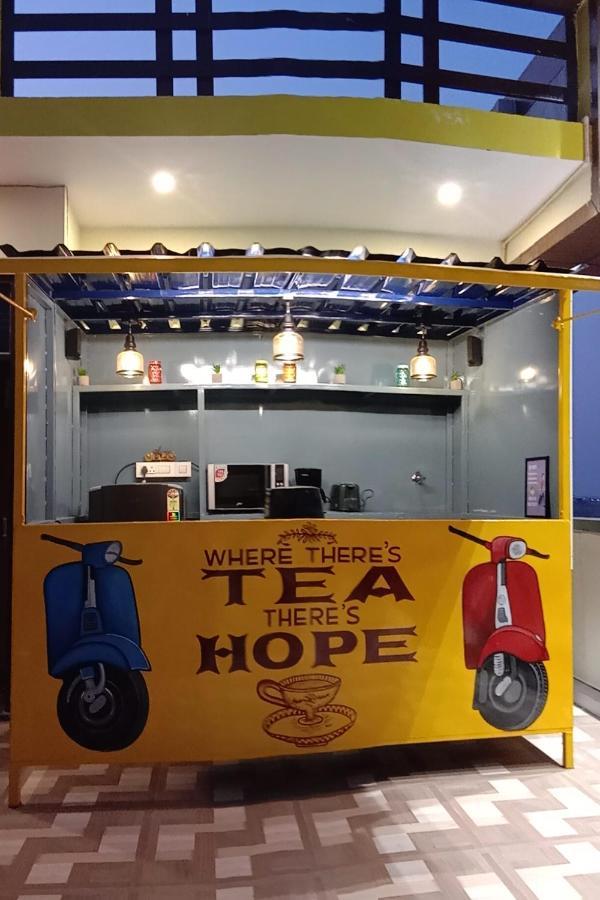 Hashtag Traveler'S Hostel ลัคเนา ภายนอก รูปภาพ