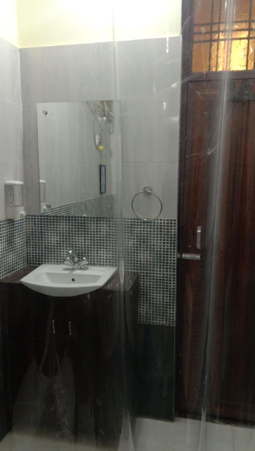Hashtag Traveler'S Hostel ลัคเนา ภายนอก รูปภาพ