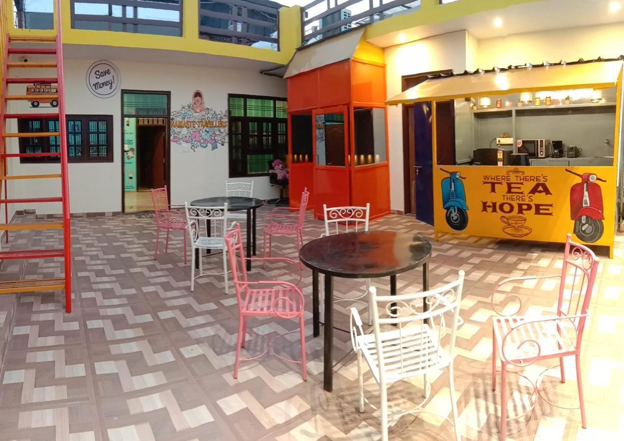 Hashtag Traveler'S Hostel ลัคเนา ภายนอก รูปภาพ