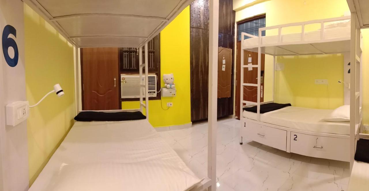 Hashtag Traveler'S Hostel ลัคเนา ภายนอก รูปภาพ