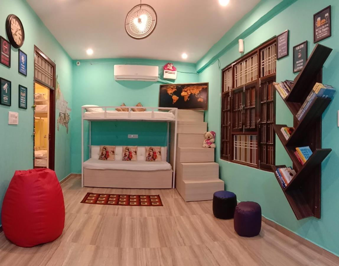 Hashtag Traveler'S Hostel ลัคเนา ภายนอก รูปภาพ