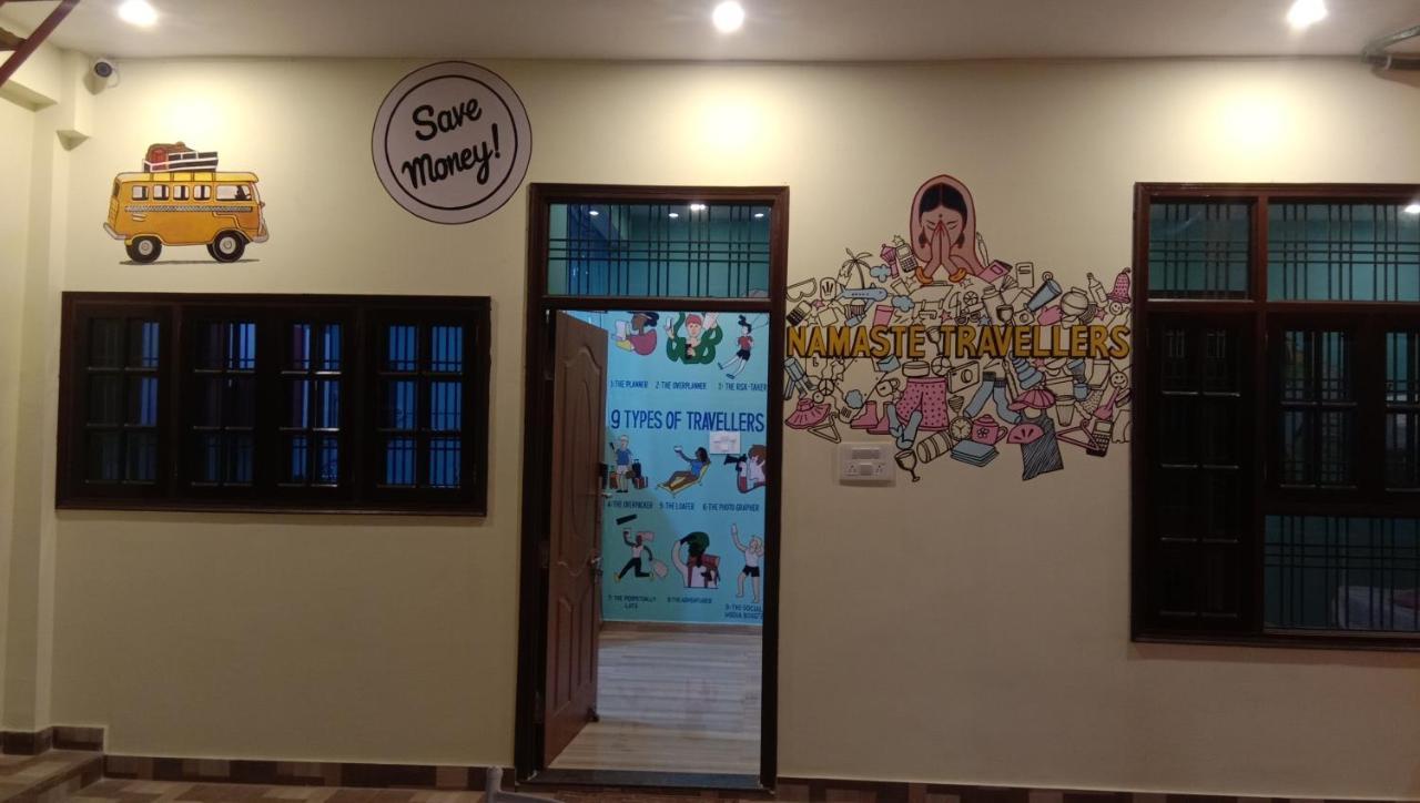 Hashtag Traveler'S Hostel ลัคเนา ภายนอก รูปภาพ